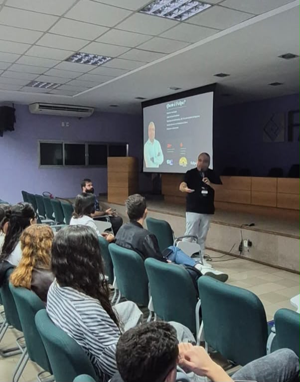 Felipe palestrando em evento