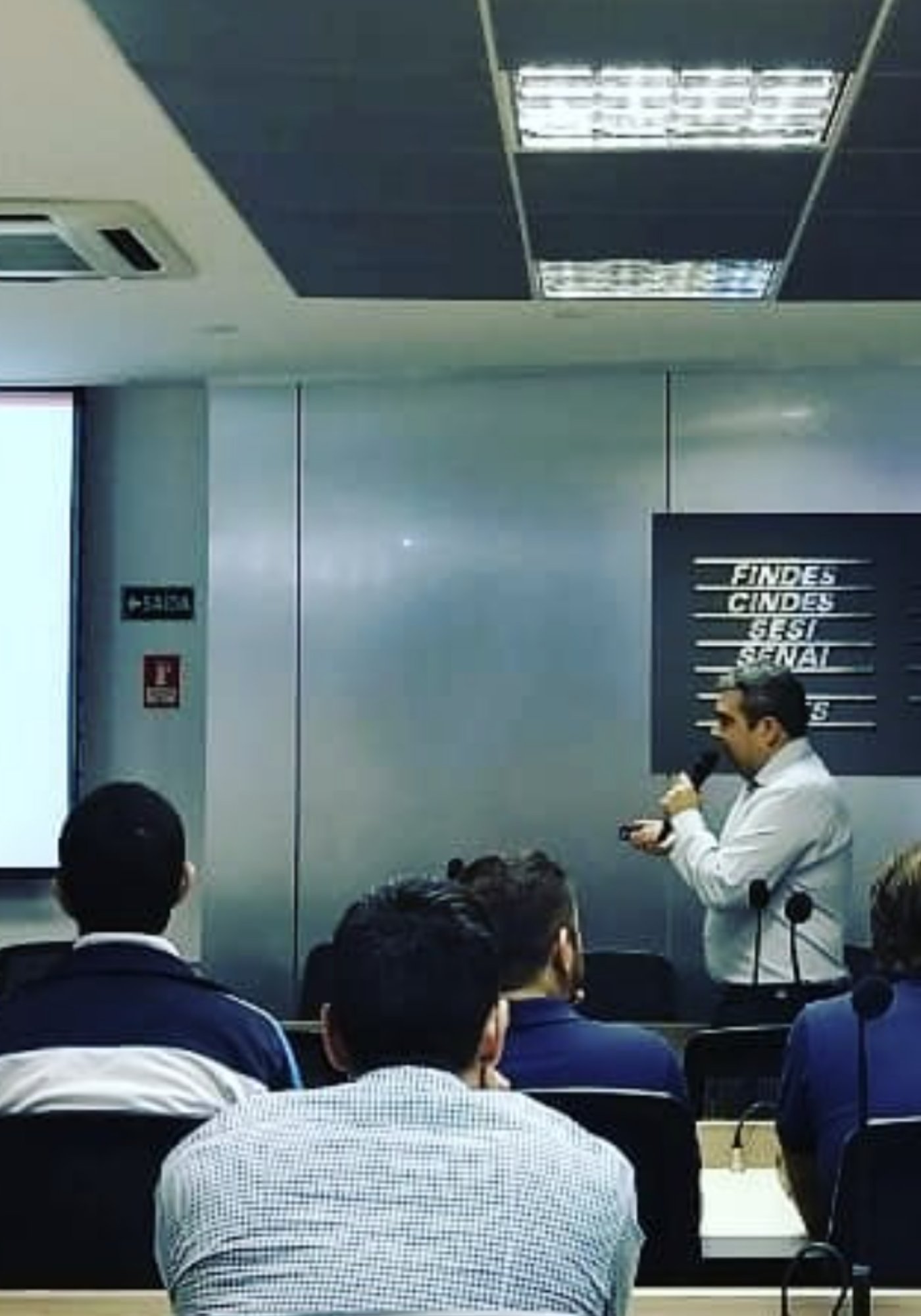 Felipe palestrando no Sistema Findes