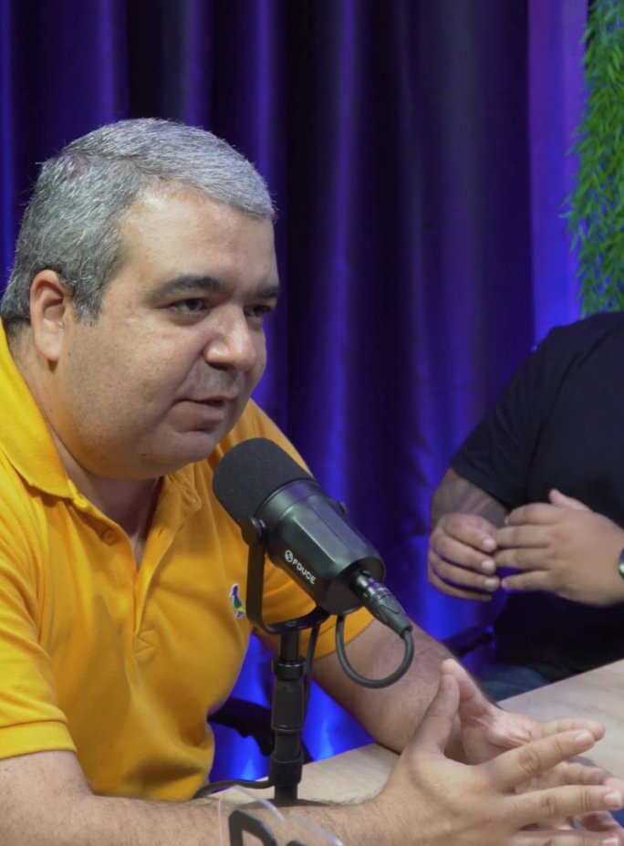 Felipe em participação em podcast